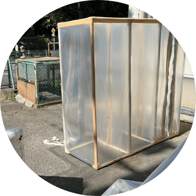 ポリシーとで作業スペースを密閉養生している様子