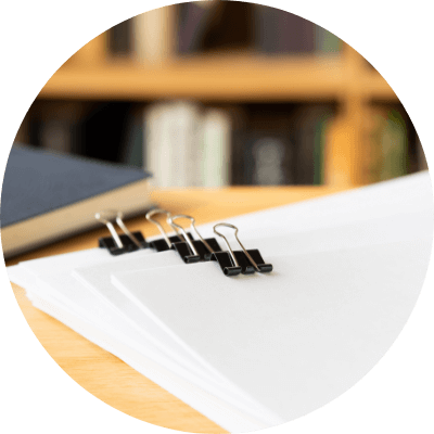 クリップで留めた書類が重なっている様子