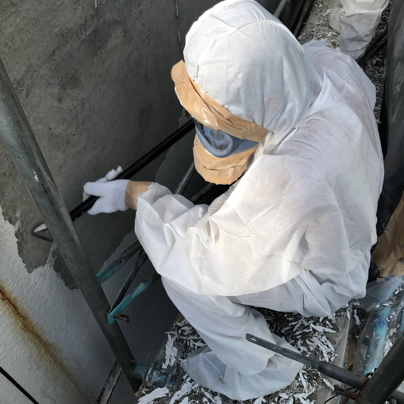 防護服を着て内装解体工事をしている様子