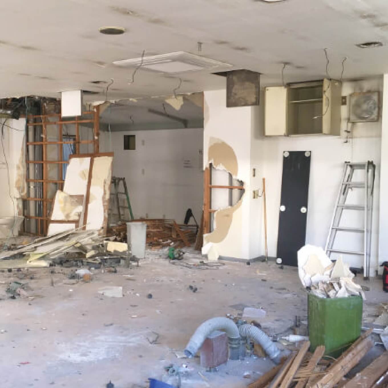 内装解体工事中の屋内写真