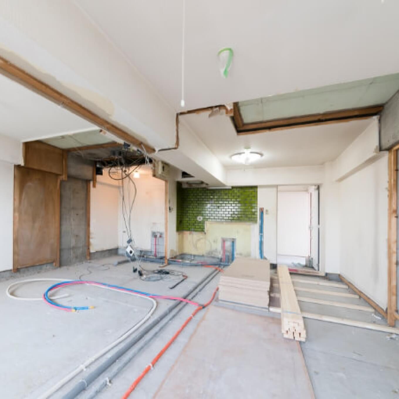 内装工事途中の屋内写真